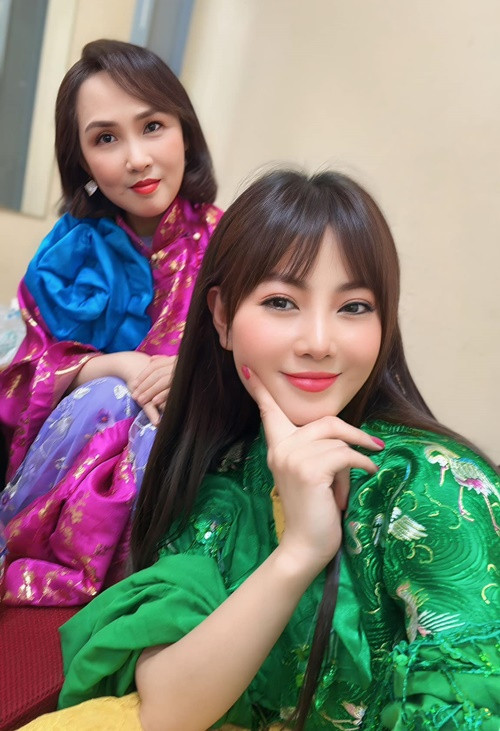 Thanh Hương và Anh Thơ cũng xuất hiện trong hậu trường ghi hình Táo quân 2025. Ảnh: FB Thanh Hương.