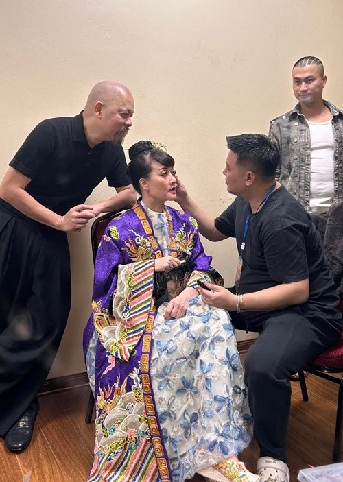 Vân Dung mặc trang phục tông màu tím khi đóng Táo quân 2025. Ảnh: FB Đức Hùng.