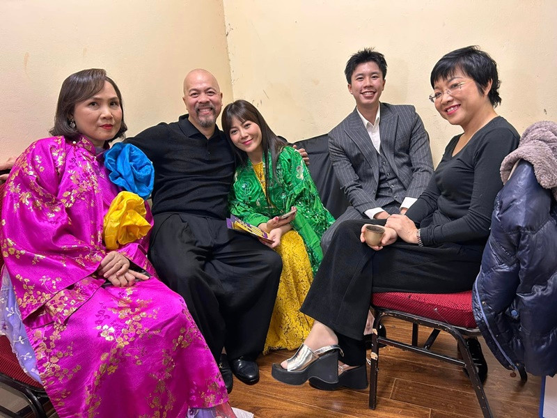 Thảo Vân (áo đen) và Long Vũ - con trai Vân Dung cũng xuất hiện trong hậu trường. Nhiều năm qua, Thảo Vân dẫn Táo quân. Ảnh: FB Đức Hùng.