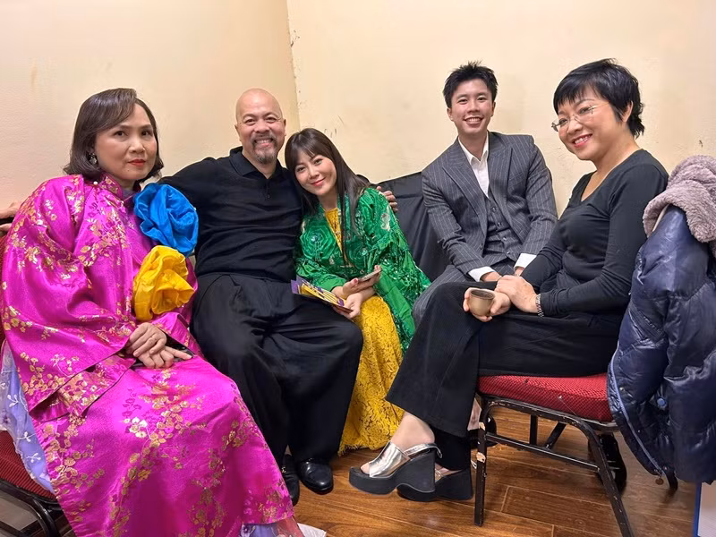 Thảo Vân (áo đen) và Long Vũ - con trai Vân Dung cũng xuất hiện trong hậu trường. Nhiều năm qua, Thảo Vân dẫn Táo quân. Ảnh: FB Đức Hùng.