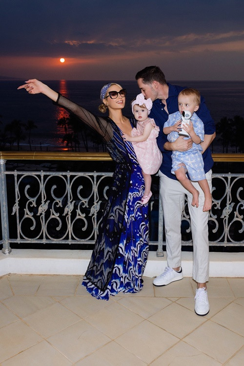 Vợ chồng Paris Hilton có hai con bằng phương pháp mang thai hộ. Ảnh: FB Paris Hilton.