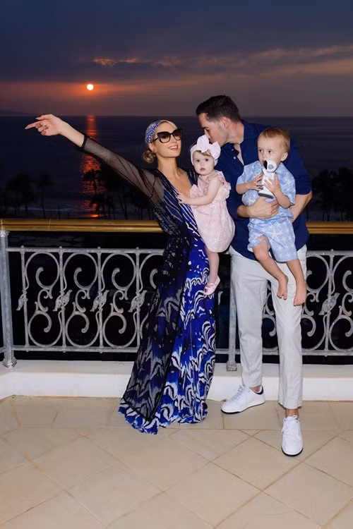 Vợ chồng Paris Hilton có hai con bằng phương pháp mang thai hộ. Ảnh: FB Paris Hilton.