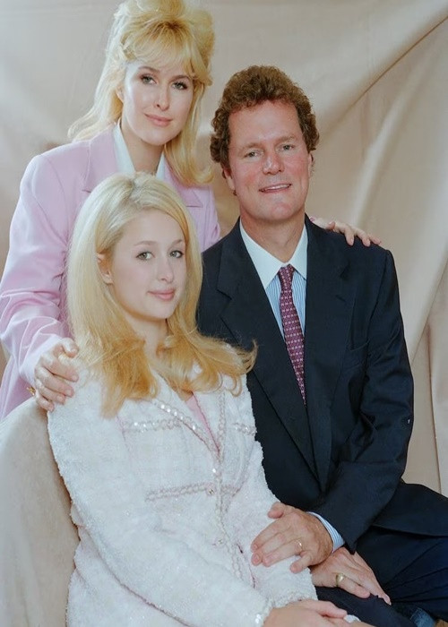 Paris Hilton sinh ra "đã ngậm thìa vàng" bởi cô là cháu gái của ông Conrad Hilton - người thành lập ra hệ thống khách sạn nổi tiếng Hilton. Trong ảnh là bố mẹ của Paris Hilton. Ảnh: FB Paris Hilton.
