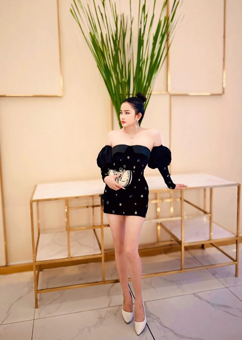 Vợ Khánh Đơn sinh năm 1995, sở hữu gương mặt xinh đẹp, body gợi cảm với số đo ba vòng chuẩn.