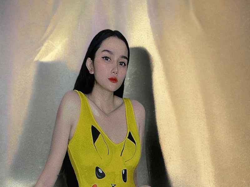 Trên trang cá nhân, cô thường xuyên đăng tải hình ảnh trẻ trung, quyến rũ của mình.