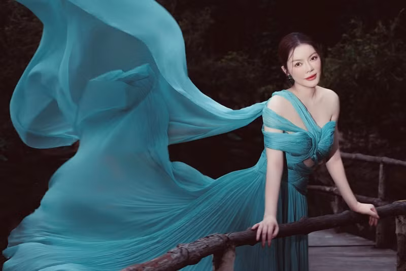 Lý Nhã Kỳ còn có trong tay một chiếc Rolls-Royce Ghost trị giá 1,8 triệu USD (hơn 40,7 tỷ đồng), một chiếc Jaguar F-Type R Convertible có giá khoảng 500.000 USD (hơn 11,3 tỷ đồng). Ảnh: FB Lý Nhã Kỳ.