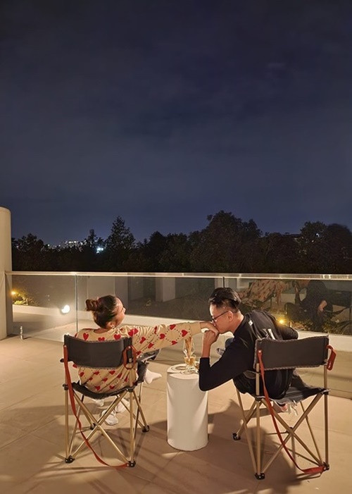 Ở biệt thự, vợ chồng Thanh Hằng tận hưởng cuộc sống thảnh thơi. Trong ảnh, Thanh Hằng cùng nhạc trưởng Trần Nhật Minh ngắm ảnh, trò chuyện trên sân thượng.