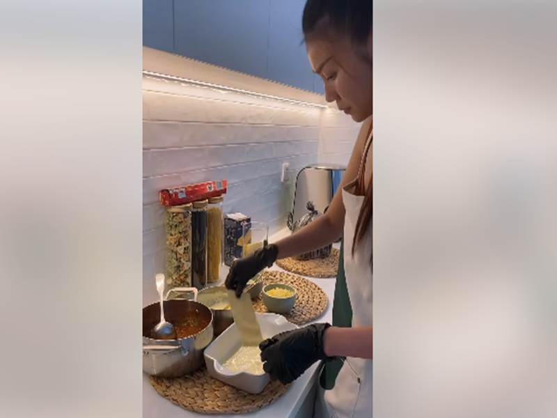 Thi thoảng, người đẹp vào bếp nấu ăn. "Lâu lắm rồi bếp cô Hằng mới nổi lửa. Hôm nay có tâm trạng thử nấu món mới… Lasagna. Bao ngon, bao tăng cân và bao ngọt ngào từ cô chủ", Thanh Hằng chia sẻ trong một lần nấu nướng.