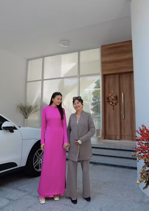 Thanh Hằng xây biệt thự 1.000 m2 trước khi kết hôn. Căn nhà khiến nhiều người trầm trồ bởi nội thất sang trọng, thiết kế lạ mắt.