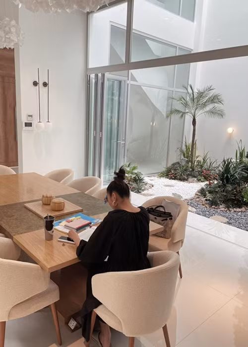 Thanh Hằng khoe không gian làm việc tại nhà ngập tràn ánh sáng.