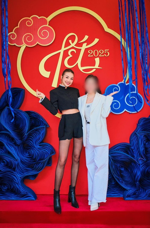 Trên trang cá nhân, siêu mẫu Thanh Hằng vừa hé lộ khung cảnh ngập tràn không khí xuân trước biệt thự. Đơn vị thi công cho biết, tiểu cảnh của nhà Thanh Hằng lấy cảm hứng từ hoa và mây. Nhiều người cho rằng tiểu cảnh nhà Thanh Hằng đẹp như thảm đỏ sự kiện giải trí.