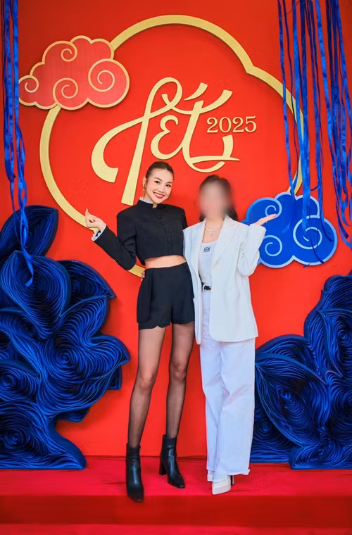 Trên trang cá nhân, siêu mẫu Thanh Hằng vừa hé lộ khung cảnh ngập tràn không khí xuân trước biệt thự. Đơn vị thi công cho biết, tiểu cảnh của nhà Thanh Hằng lấy cảm hứng từ hoa và mây. Nhiều người cho rằng tiểu cảnh nhà Thanh Hằng đẹp như thảm đỏ sự kiện giải trí.