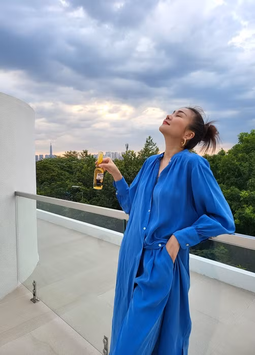 Nữ người mẫu tận hưởng một ngày cuối tuần vui vẻ tại nhà khi còn độc thân.