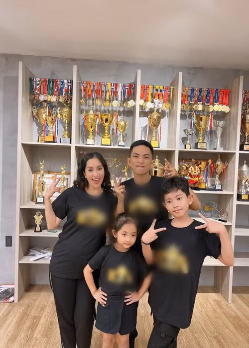 Khánh Thi cùng Phan Hiển và các con khoe tủ huy chương. Hiện tại, hai con của cặp đôi đều có năng khiếu dancesport.