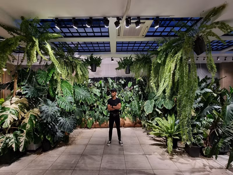 Biệt thự của vợ chồng Khánh Thi có vườn cây cảnh trị giá cả tỷ đồng. Phan Hiển đã trồng kiểng lá, trong đó có nhiều cây đột biến.