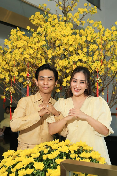 Mỗi dịp lễ Tết, Giáng sinh, cặp đôi lại trang hoàng nhà cửa lộng lẫy.