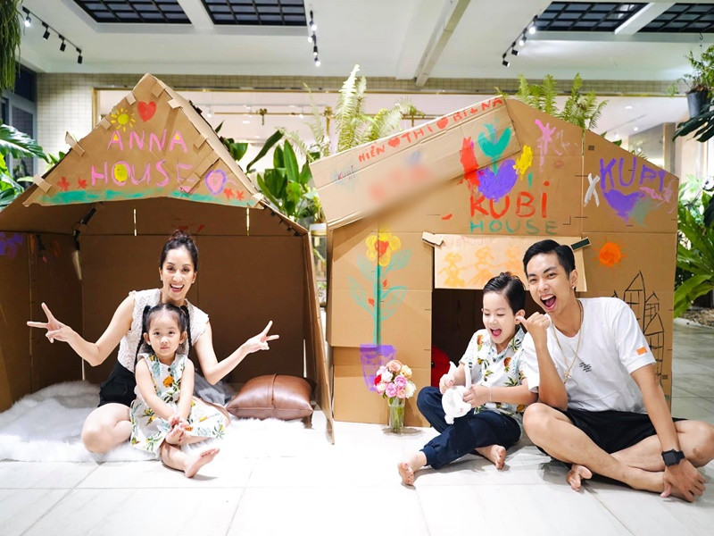 Các con của Khánh Thi thỏa mải chơi đùa ở sân vườn. Trong ảnh, vợ chồng Khánh Thi cùng các con làm nhà từ giấy trong không gian xanh mát.