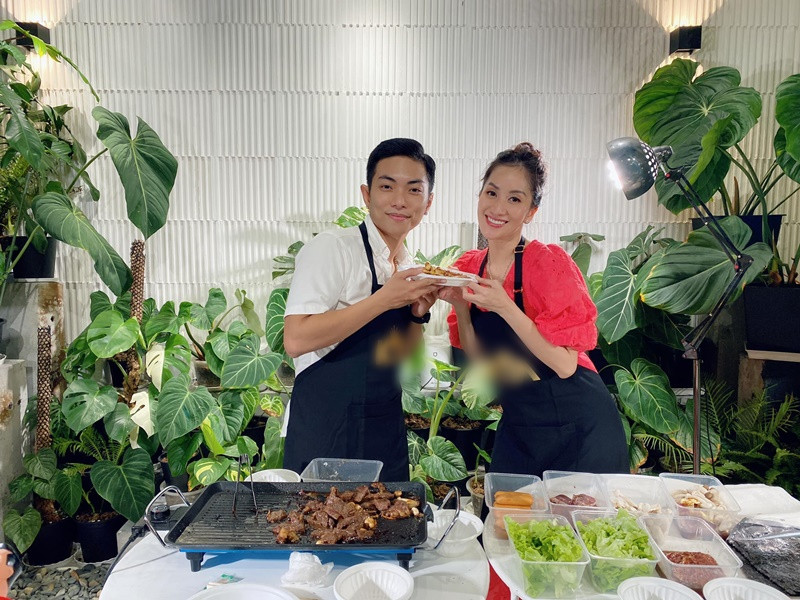 Khánh Thi cùng Phan Hiển trổ tài nấu nướng khi tổ chức tiệc ở sân vườn.