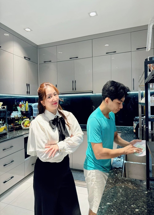 Khánh Thi từng bất ngờ khi Phan Hiển lần đầu tiên chủ động rửa bát.