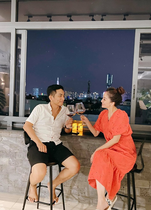 Cặp đôi "chị em" hẹn hò lãng mạn ngay tại nhà.