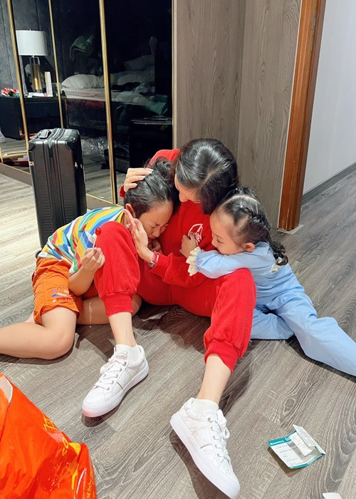 Khánh Thi chia sẻ hình ảnh con trai đầu lòng bật khóc khi cô đi công tác dài ngày.