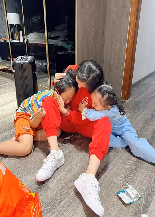 Khánh Thi chia sẻ hình ảnh con trai đầu lòng bật khóc khi cô đi công tác dài ngày.