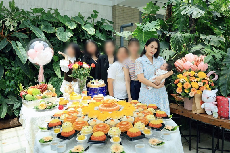 Vợ chồng Khánh Thi thường xuyên tổ chức tiệc sinh nhật của các thành viên trong gia đình ở sân vườn nhà riêng thay vì ở nhà hàng.