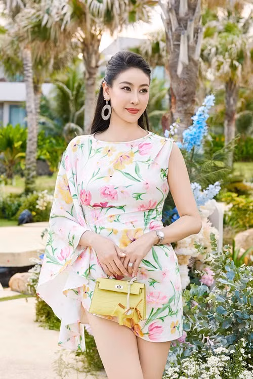 Vẻ đẹp kiêu sa của Hoa hậu Hà Kiều Anh đốn tim người đối diện.