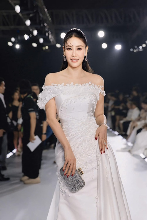 Hà Kiều Anh ghi điểm bởi vẻ rạng rỡ, làn da trắng mịn màng.