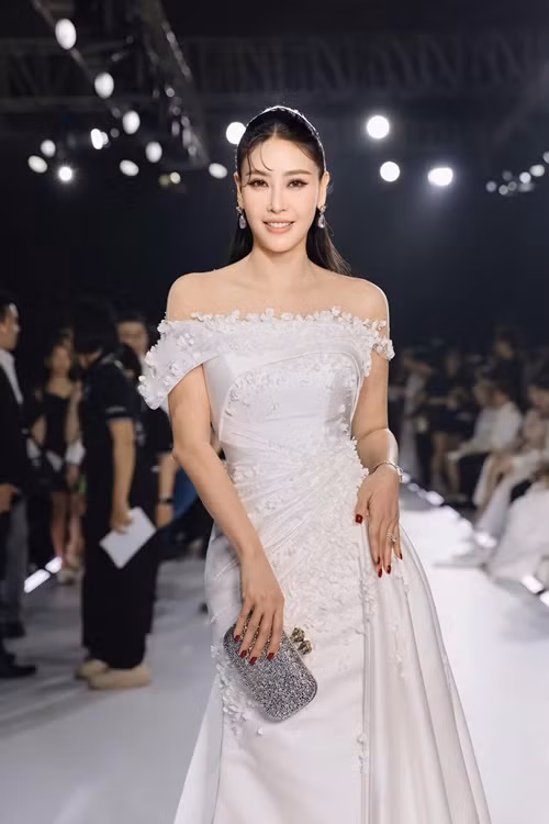 Hà Kiều Anh ghi điểm bởi vẻ rạng rỡ, làn da trắng mịn màng.