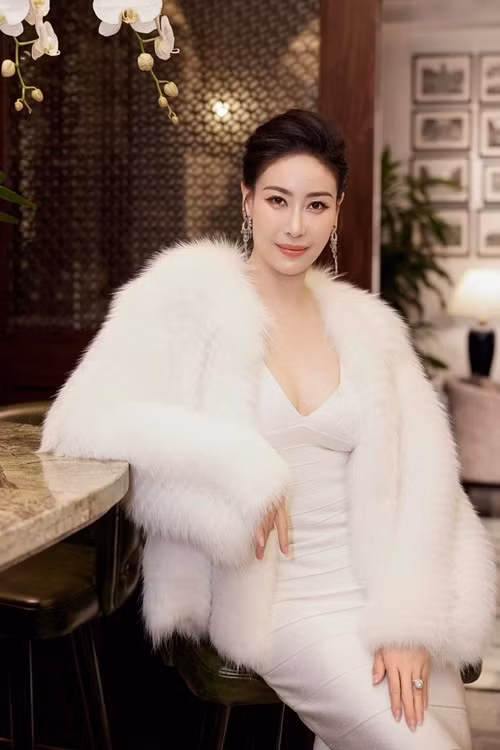 Không chỉ nhan sắc mặn mà, bà mẹ ba con còn có gu thời trang tinh tế. Khi tham gia các sự kiện, Hà Kiều Anh chọn phong cách quý phái.