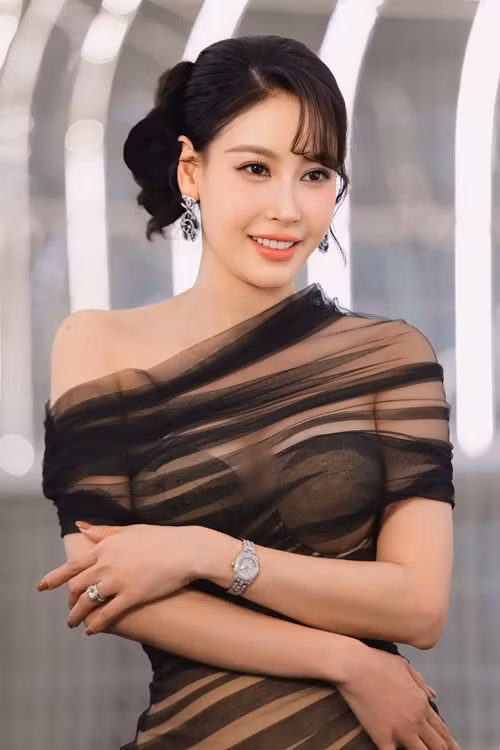 Hà Kiều Anh cùng chồng con có nhiều chuyến du lịch nước ngoài xa xỉ.