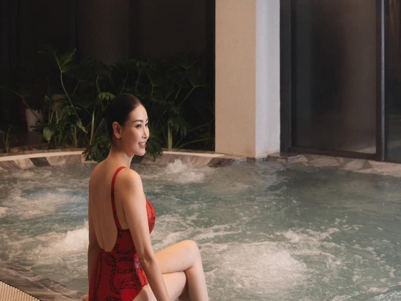 Hoa hậu Việt Nam 1992 không chỉ là mỹ nhân không tuổi mà còn sở hữu khối tài sản tiền tỷ. Trong chương trình Nhà có khách, Hà Kiều Anh cho biết công việc giúp cô kiếm được nhiều tiền nhất là kinh doanh bất động sản.