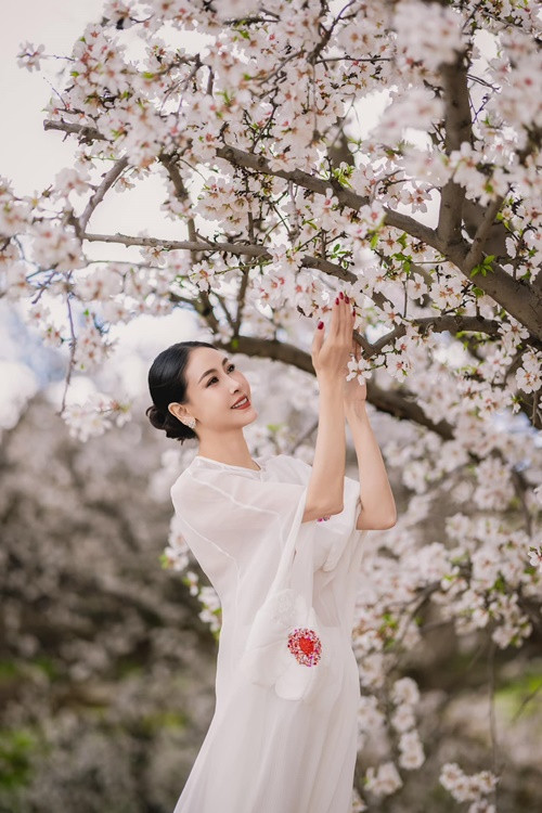 Đọ sắc cùng hoa, "Hoa hậu giàu khét tiếng showbiz Việt” vẫn đẹp “bất chấp”.