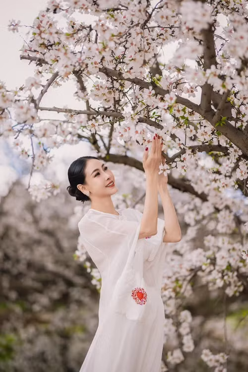 Đọ sắc cùng hoa, "Hoa hậu giàu khét tiếng showbiz Việt” vẫn đẹp “bất chấp”.