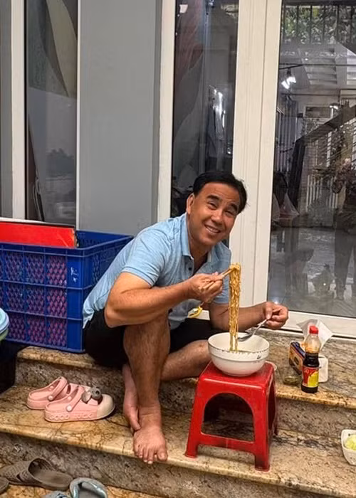 Mới đây, trên trang cá nhân, MC Quyền Linh đăng tải hình ảnh ngồi bệt ăn mì tôm trong biệt thự. Trước đó, không ít lần, ông bố hai con chia sẻ hình ảnh ăn uống giản dị. Ảnh: FB Quyền Linh.