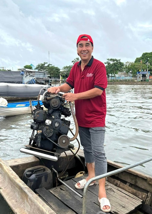 Quyền Linh không mê đồ hiệu mà chỉ sắm đồ từ những thương hiệu có mức giá vừa phải. Ảnh: FB Quyền Linh.