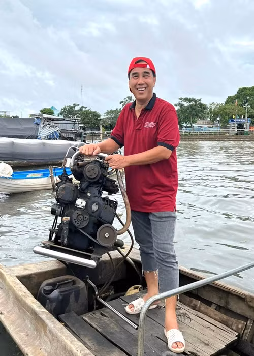 Quyền Linh không mê đồ hiệu mà chỉ sắm đồ từ những thương hiệu có mức giá vừa phải. Ảnh: FB Quyền Linh.