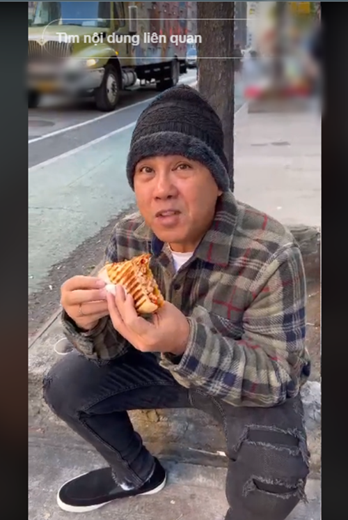 Trong chuyến sang Mỹ, anh uống cà phê, ăn bánh mỳ ngay trên phố. "Ăn bánh mì và uống cà phê tại New York hết 200.000 đồng. Bánh mì, cà phê hơi lạ, không quen", Quyền Linh cho biết. Ảnh: TikTok Quyền Linh.