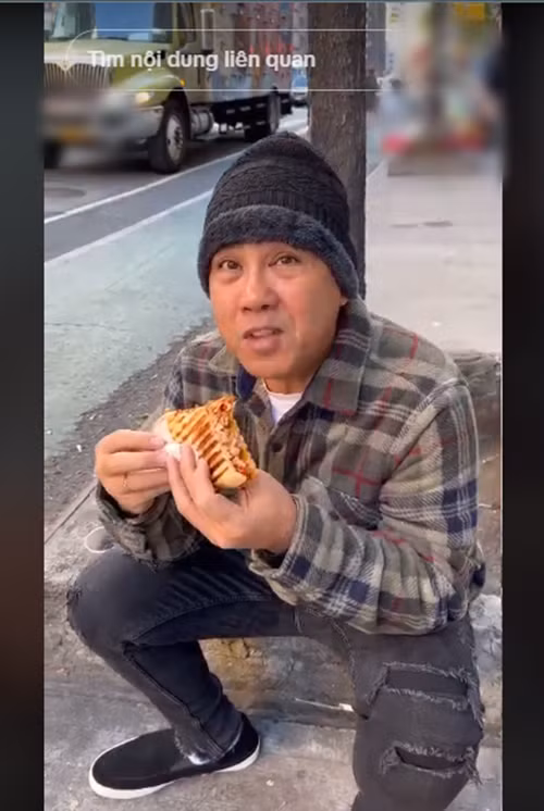 Trong chuyến sang Mỹ, anh uống cà phê, ăn bánh mỳ ngay trên phố. "Ăn bánh mì và uống cà phê tại New York hết 200.000 đồng. Bánh mì, cà phê hơi lạ, không quen", Quyền Linh cho biết. Ảnh: TikTok Quyền Linh.
