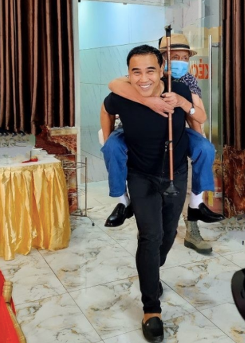 Không chỉ sống bình dân, MC Quyền Linh còn ghi điểm với khán giả qua những hành động đẹp, thường xuyên đi làm từ thiện. Ảnh: Vietnamnet.