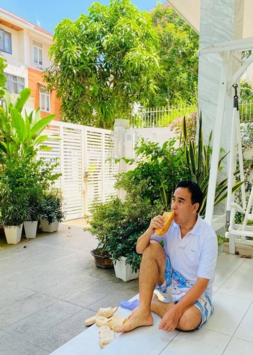 Bữa sáng của Quyền Linh có khi chỉ là bánh mì không. Ảnh: FB Quyền Linh.