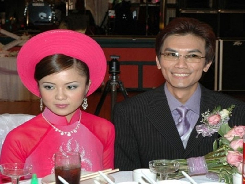 Ở nhà, nam ca sĩ rất ít khi mở các album của mình mà chiều theo sở thích nghe nhạc trẻ nước ngoài của vợ con. Ảnh: Doanh Nhân Việt Nam.