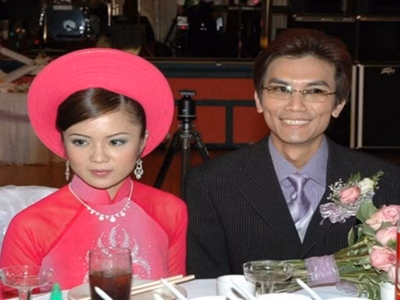 Ở nhà, nam ca sĩ rất ít khi mở các album của mình mà chiều theo sở thích nghe nhạc trẻ nước ngoài của vợ con. Ảnh: Doanh Nhân Việt Nam.