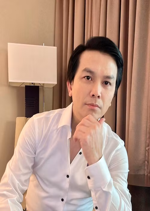 Nhiều năm qua, Mạnh Quỳnh mặc giản dị, không sử dụng nhiều đồ hiệu. Ảnh: FB Mạnh Quỳnh.