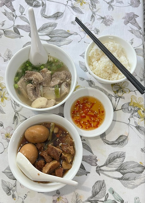 Nam ca sĩ chia sẻ trên Znews, anh thích nấu ăn. Nam ca sĩ có thể nấu các món ăn phức tạp như hủ tiếu, cá kho, canh chua, chưng mắm. Ảnh: FB Mạnh Quỳnh.