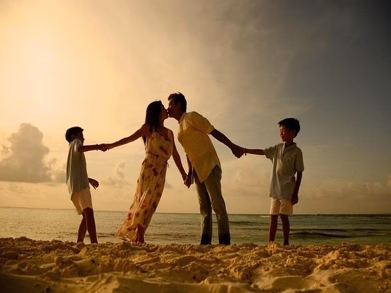 Nhiều năm qua, cứ đi hát xong, Mạnh Quỳnh về với vợ con. “Khi không bận rộn việc, tôi đưa đón con đi học mỗi ngày và xem đó như niềm hạnh phúc của một người cha”, nam ca sĩ chia sẻ. Ảnh: FB Mạnh Quỳnh.