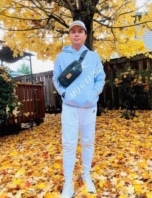 Khi rảnh rỗi, Mạnh Quỳnh ngồi trong vườn nhà uống cà phê, sáng tác nhạc. "Ngoài cây cỏ, vườn nhà tôi còn có chim chóc bay lượn, làm tổ, nhìn rất thanh cảnh. Sau những ngày đi show, làm việc mệt mỏi, tôi lại ra khu vườn sau nhà để hưởng không khí trong lành. Cuộc sống với tôi chỉ cần như vậy là đủ”, Mạnh Quỳnh bày tỏ. Ảnh: FB Mạnh Quỳnh.