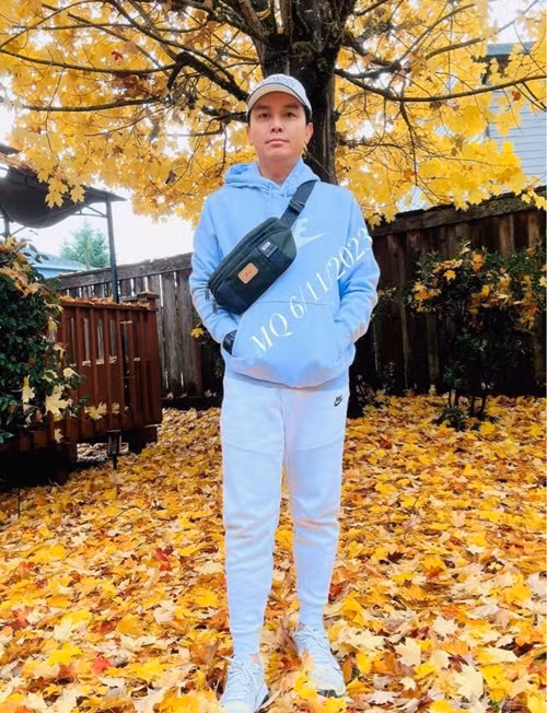 Khi rảnh rỗi, Mạnh Quỳnh ngồi trong vườn nhà uống cà phê, sáng tác nhạc. "Ngoài cây cỏ, vườn nhà tôi còn có chim chóc bay lượn, làm tổ, nhìn rất thanh cảnh. Sau những ngày đi show, làm việc mệt mỏi, tôi lại ra khu vườn sau nhà để hưởng không khí trong lành. Cuộc sống với tôi chỉ cần như vậy là đủ”, Mạnh Quỳnh bày tỏ. Ảnh: FB Mạnh Quỳnh.