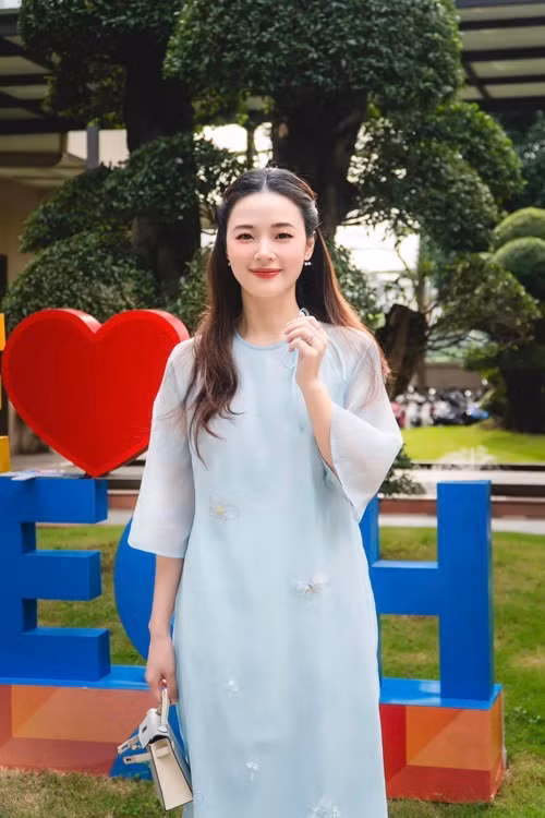  Diễn viên Midu là một trong những mỹ nhân Việt giỏi kiếm tiền. Cô hoạt động nghệ thuật, kinh doanh, làm giảng viên.